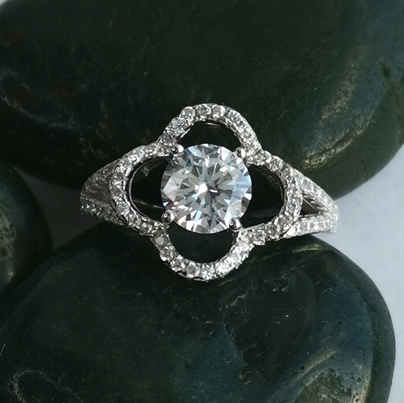 Nwt Clover Flower CZ ring size 6 in Sterling Silver - Picture 2 of 6